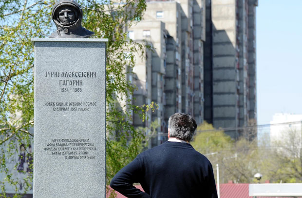 НОВОСТИ САЗНАЈУ: Уклањају споменик Гагарину, мора да иде на дораду