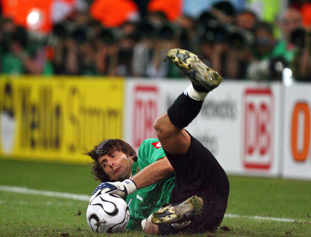 ЖИВОТНА ДРАМА ЛЕГЕНДАРНОГ ГОЛМАНА: Дошао да честита Васкрс ћерки, а онда је ташта пуцала на њега...  (ВИДЕО)