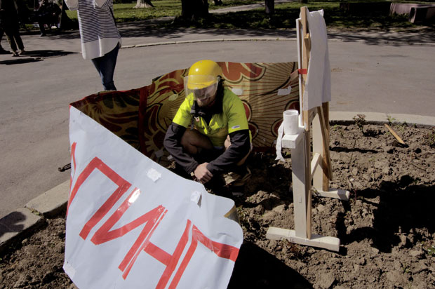 УМЕТНИЦИ ОПОГАНИЛИ УЛУС: Арион Аслани обавио велику нужду испред Цвијете Зузорић 
