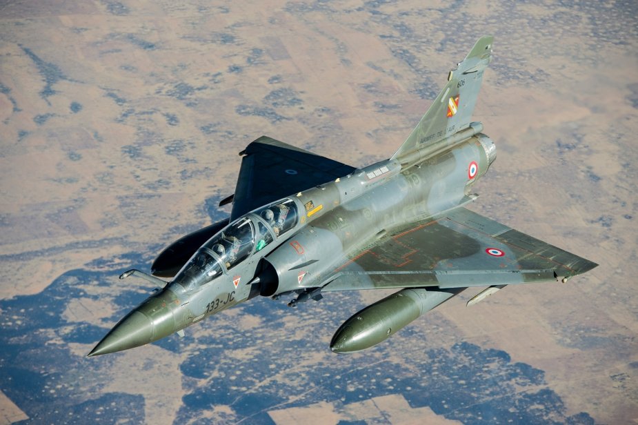 Француска: Бомба се откачила са миража и повредила две особе