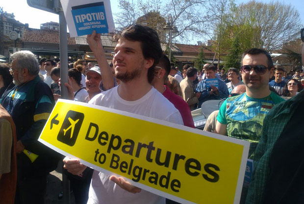 АЕРОДРОМ НА СТАЈАНЦИ: Нови протест Нишлија испред Скупштине града 