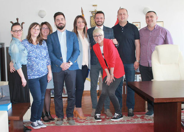 Шпијунка: Нелина торта за колеге