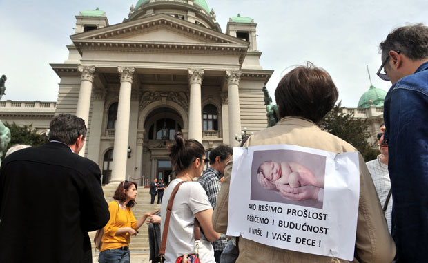 ПРОТЕСТ ИСПРЕД СКУПШТИНЕ: Родитељи несталих беба траже истрагу о сваком случају