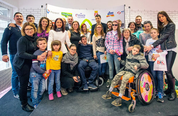 Помажу болесној деци