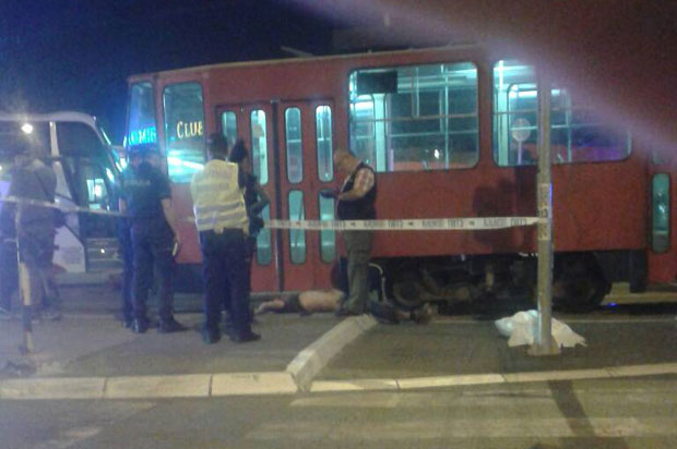 ТРАГЕДИЈА КОД БЕОГРАДСКЕ АУТОБУСКЕ СТАНИЦЕ: Пешак подлетео под трамвај (ФОТО)