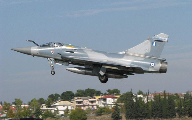 Грчки војни авион пао у Егејско море, погинуо пилот (ВИДЕО)