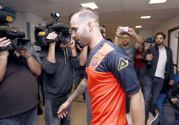 Хесе као Афелај, Стоук избацује из екипе Шпанца