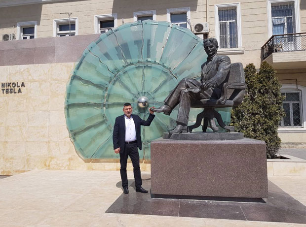 Шпијунка: Избори и Тесла