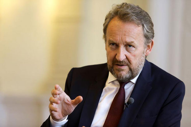 Бакир опет звецка оружјем