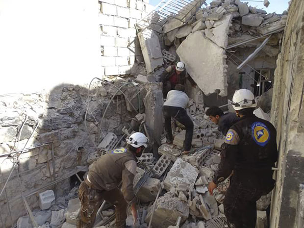 МИНИСТАРСТВО ОДБРАНЕ РУСИЈЕ СЕ ЗВАНИЧНО ОГЛАСИЛО: Британци присилили беле шлемове да изрежирају хемијски напад