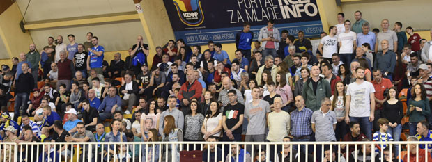 НАВИЈАЧИ У НОВОМ ПАЗАРУ НА ОДБОЈКАШКОМ МЕЧУ ПОНОВО ЗВИЖДАЛИ ХИМНИ БОЖЕ ПРАВДЕ: Против спорта и државе