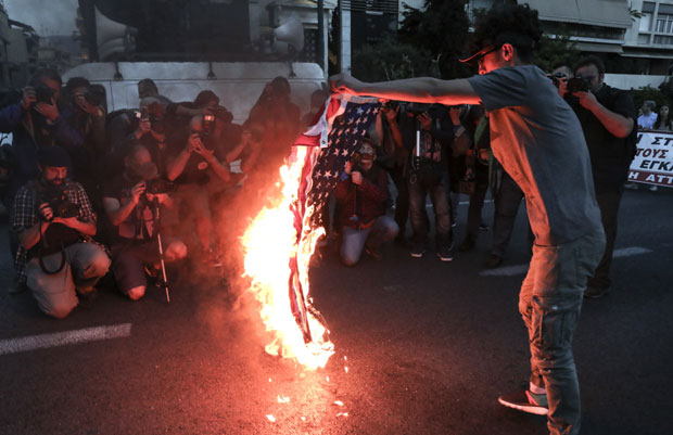 ВЕЛИКЕ ДЕМОНСТРАЦИЈЕ У АТИНИ: Грчке и бугарске власти подржале агресију на Сирију, народ изашао на улице