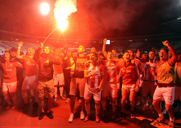 ЗВЕЗДА ОДЛИЧНОМ ИГРОМ У ПРВОМ ПОЛУВРЕМЕНУ ПОБЕДИЛА  ПАРТИЗАН И ЗАКОРАЧИЛА КА ТИТУЛИ: Радоњић хлади шампањац (ФОТО, ВИДЕО)