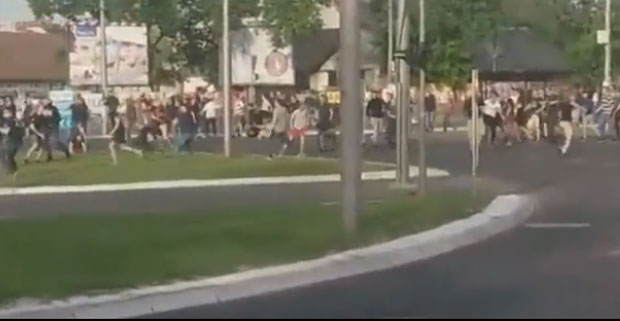 ДЕРБИ УВЕРТИРА: Туча навијача на Аутокоманди (ВИДЕО)