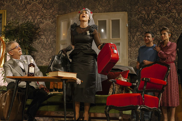 Трагедија диже завесу