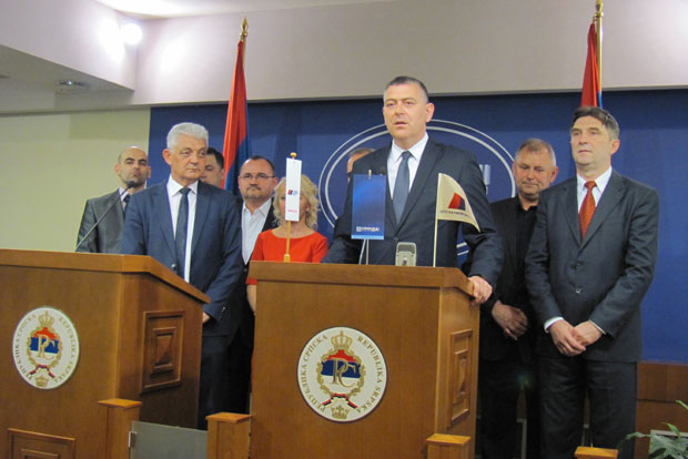 Опозиционари у једној колони!