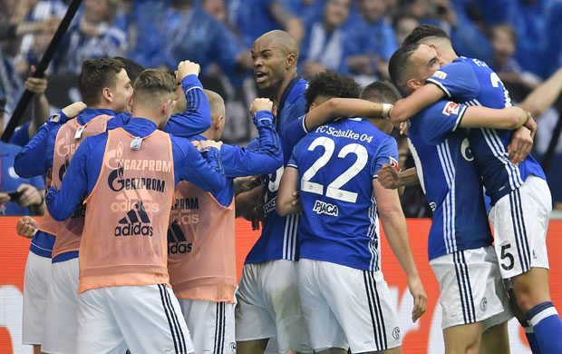 Шалке славио у једном од највећих дербија у Немачкој и дошао надомак Лиге шампиона