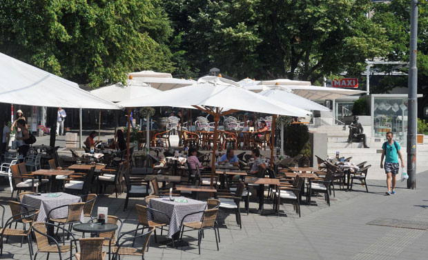 Столови у баштама под конац