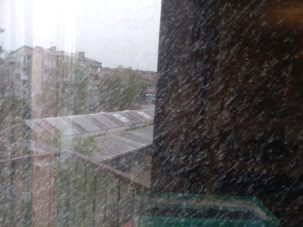 Ветар донео жути песак из Сахаре