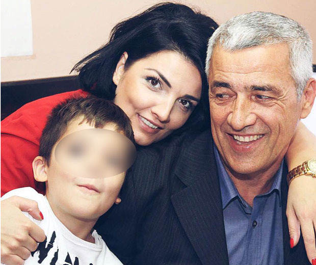 ТУЖАН ПРИЗОР НА ГРОБУ ОЛИВЕРА ИВАНОВИЋА: Мали Богдан запалио свећу убијеном тати (ФОТО)