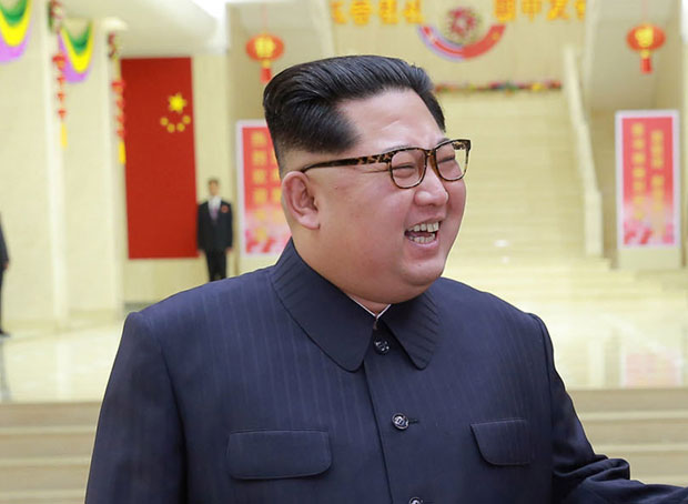 КИМ ПРУЖА РУКУ МИРА? Рођендан оснивача Северне Кореје прошао без оружја