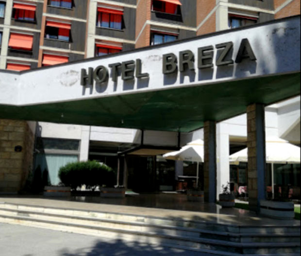 УЖАС У ХОТЕЛУ: Барски сто пао на девојчицу (7)