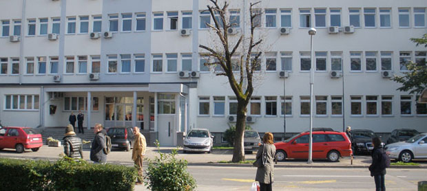 Тројки једномесечни притвор