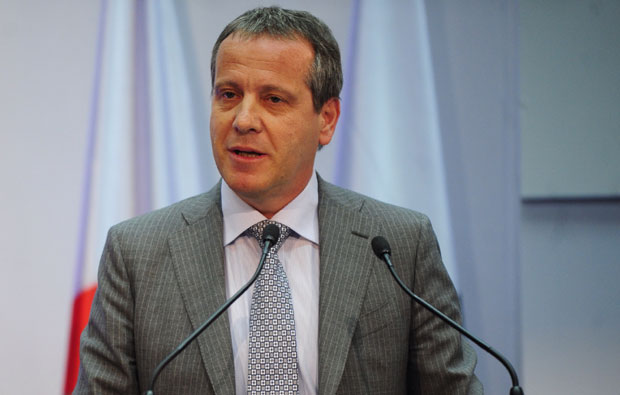 Шолтес: Наставити дијалог мирно и доследно