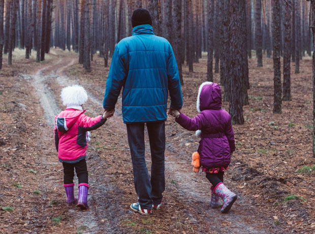 КРОЗ БЕСПУЋЕ КОПАОНИКА: Отац са ћеркама сваког дана пешачи осам километара до предшколског