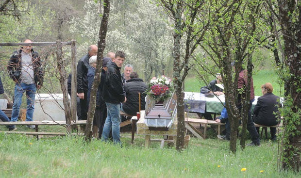 ЖИВЕЛА У ШУПИ, БЕЖАЛА ОД СИНА: Пијан претукао мајку, лагао да је преминула природном смрћу