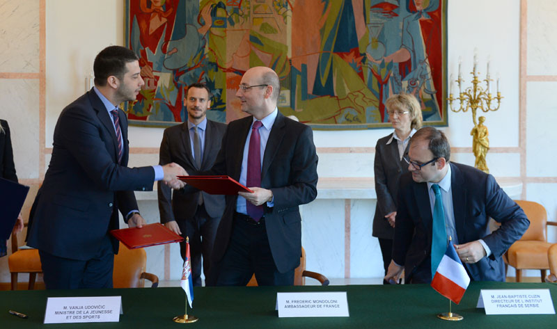 Француска наставља да стипендира српске студенте