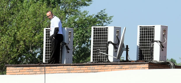 КРАЈ ДРАМЕ У БЕОГРАДУ: Власник хотела који је претио да ће скочити због дугова сишао са крова