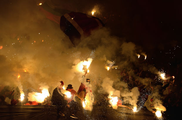 ХАОС У БУГАРСКОЈ ТОКОМ МЕЧА: У близини стадиона активирана бомба, полицајка повређена