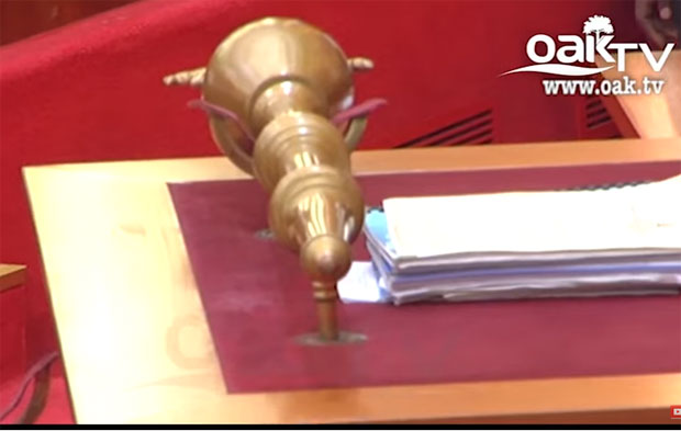 КРАЈ ПОЛИТИЧКЕ КРИЗЕ: Церемонијални буздован поново оверава законе (ВИДЕО)