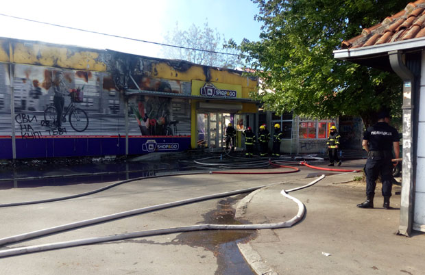 ФОТО+ВИДЕО: Изгорела радња Shop&Go код земунске Медицинске школе 