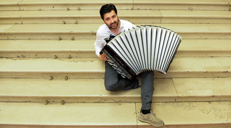 Некадашњи светски првак у хармоници на сцени Коларца