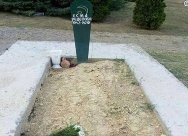 ГОДИНУ И ПО ПОСЛЕ СМРТИ: Есмин гроб без споменика