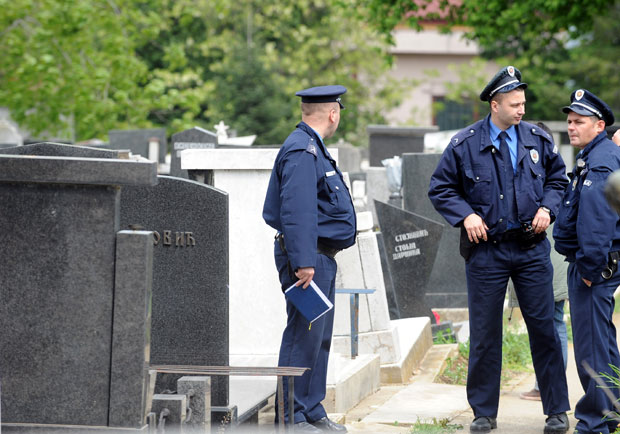 ХОРОР У БЕОГРАДУ: Бивши полицајац се упуцао у главу на Централном гробљу у Заплањској