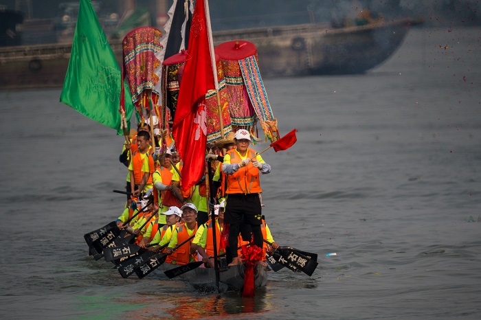 Преврнула се два чамца у облику змаја, петоро мртвих, 55 нестало