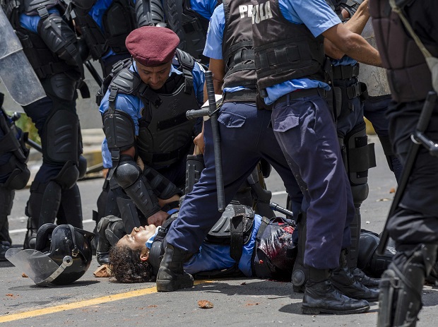 СМАЊИЛИ ПЕНЗИЈЕ ПЕТ ОДСТО: Насилни протести због пензионе реформе, 10 мртвих