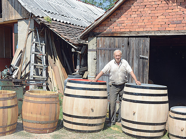 Каце прави малим прстом