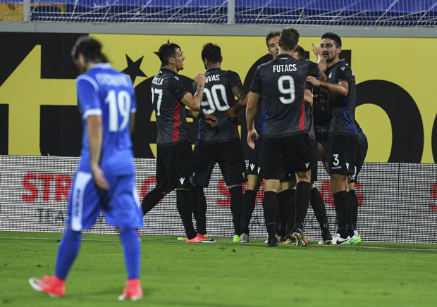 ХАОС У ХРВАТСКОЈ: Хулигани напали фудбалере Хајдука због пораза од Динама у дербију!