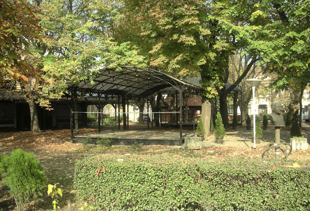 ОБРАЧУН ГРОБАРА И ДЕЛИЈА: Улична туча навијача бакљама и пајсерима