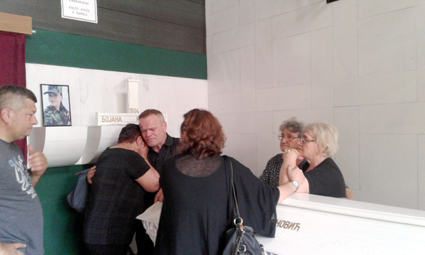 Уз сузе и јецаје опростили се од труднице 