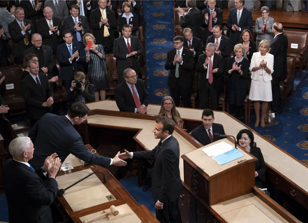 Макрон у Конгресу: Живимо у време беса и страха