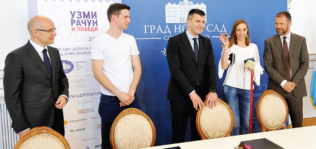 Јасну и Немању усрећили станови