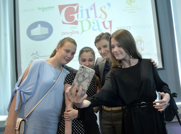 Брнабић: Створићемо услове за бржи напредак девојчица у ИТ