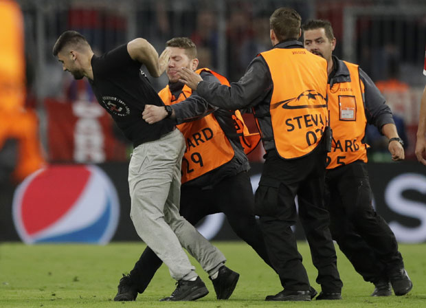 УЕФА казњава Бајерн због упада навијача на терен