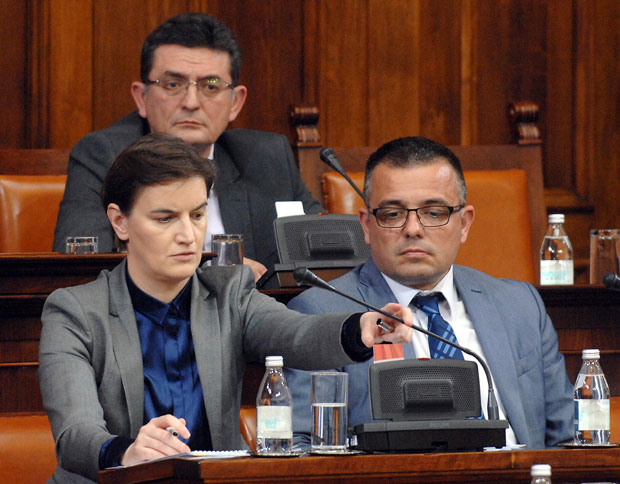 Брнабић са посланицима: Влада нема уговоре са лобистима