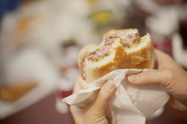 Покварени сендвичи стигли брзом поштом